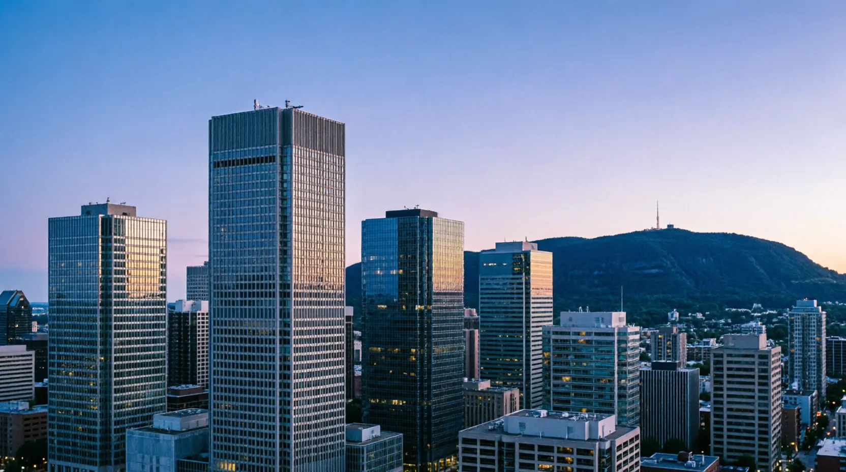 Centre-ville de Montréal et mont Royal à l'heure bleue