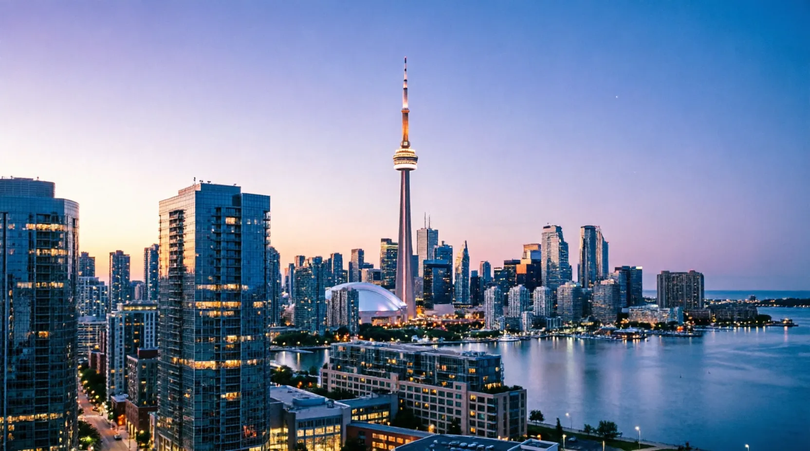 Skyline de Toronto et tour CN au crépuscule